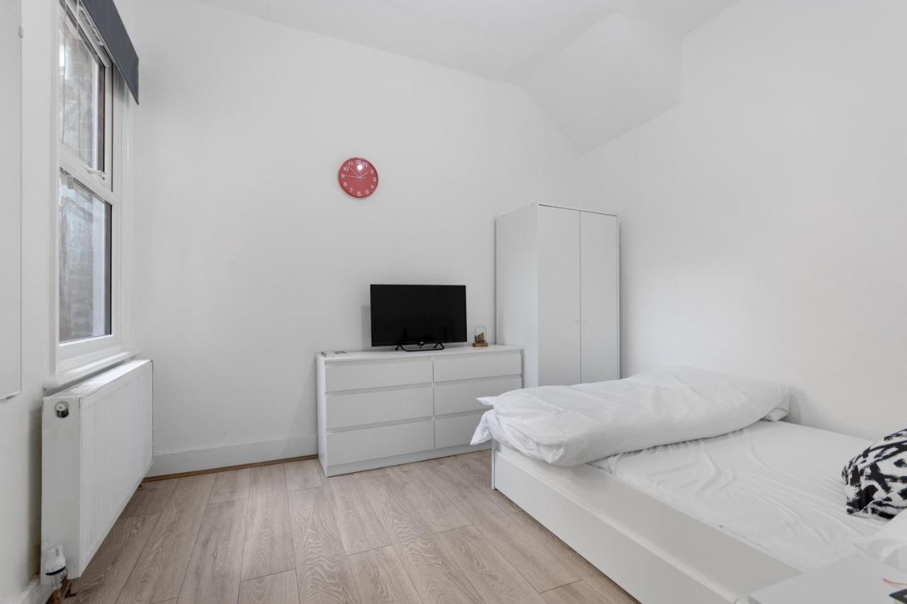 Fantastic 2Bd Barking Stay With Links To The City! 런던 외부 사진